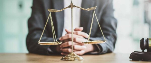 In komplexen Zeiten den Durchblick behalten – Dienstleistungen für Recht und Gesetz