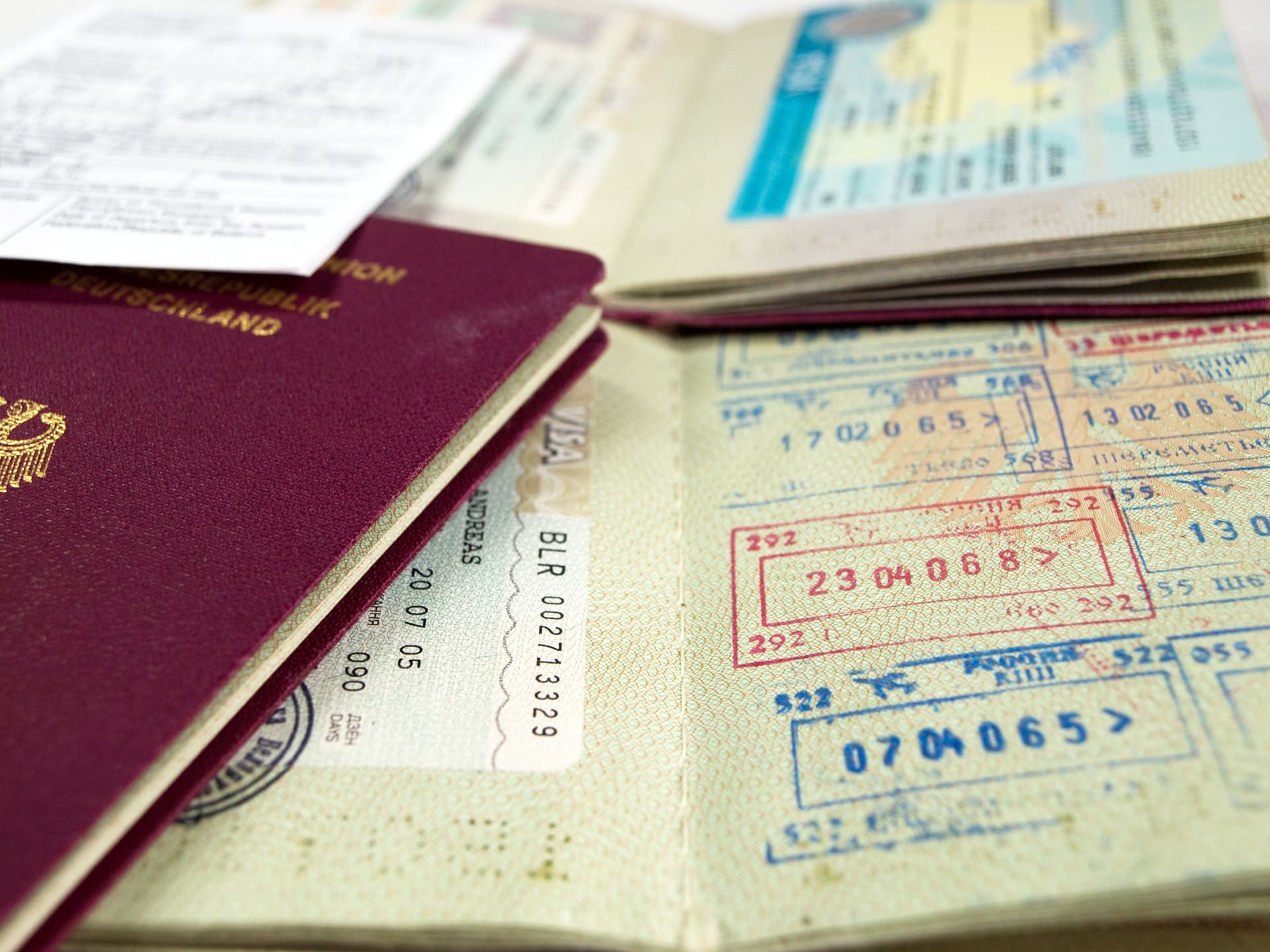 Reisepass mit Visa-Stempeln | Rechtsanwalt Ungarn