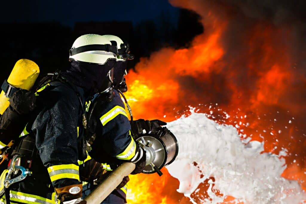 Feuerwehr löscht Brand mit Schaum | Pflegehelfer Frankfurt