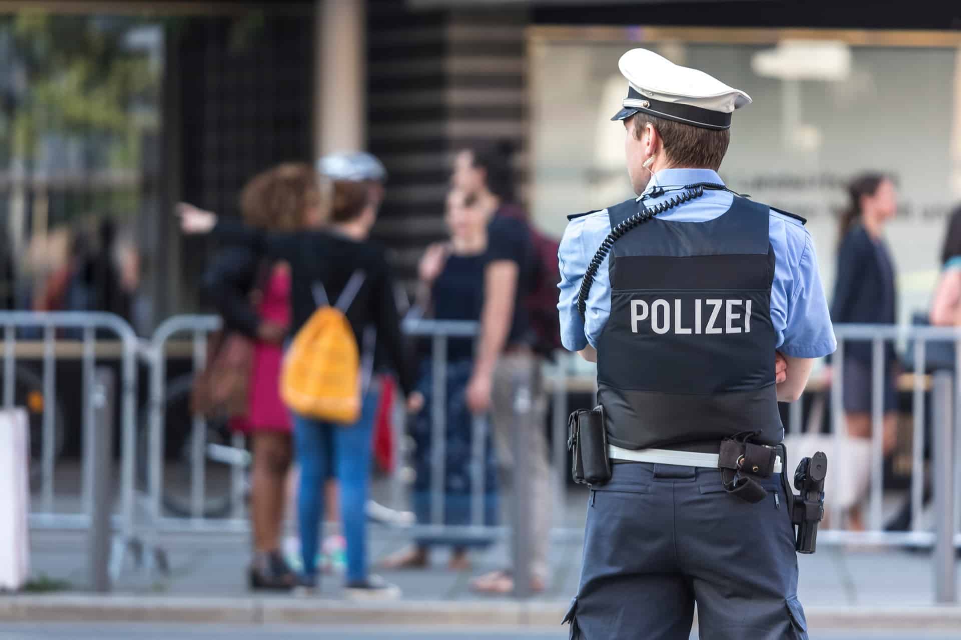 Polizist sichert Veranstaltung in Frankfurt | Pflegehelfer Frankfurt

