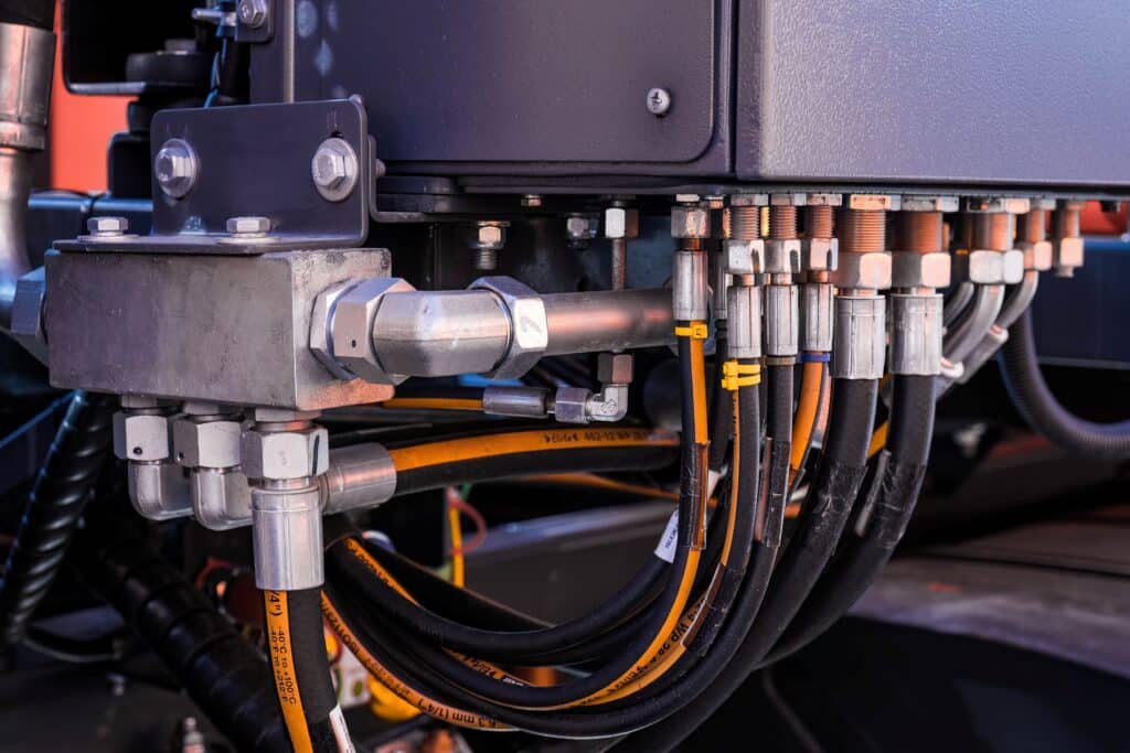 Mehrere temperaturbeständige Schläuche angeschlossen an eine industrielle Hydraulikeinheit