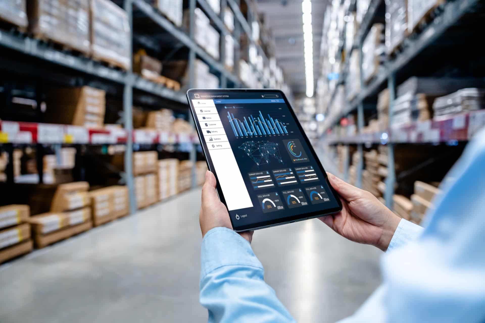 Tablet mit Lagerdaten im Einsatz | Roboter Unternehmen