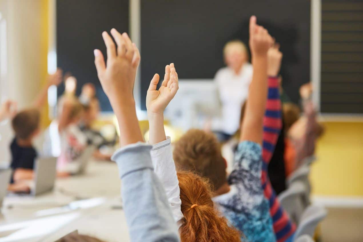 grundschule berlin: schüler melden sich im klassenraum – engagierter unterricht mit modernen lernmethoden
