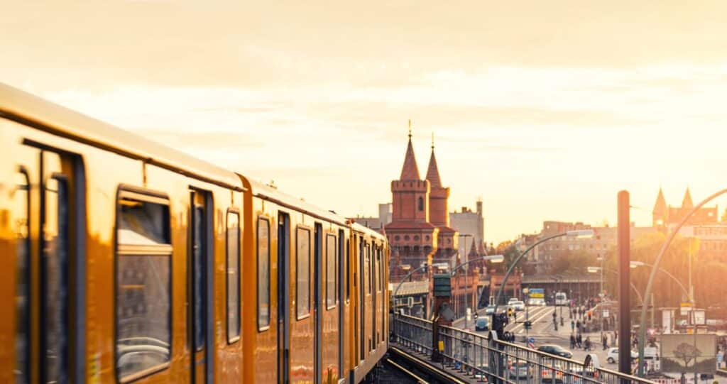 grundschule berlin: u-bahn fährt über oberbaumbrücke bei sonnenuntergang – städtischer schulweg mit ikonischer berliner skyline