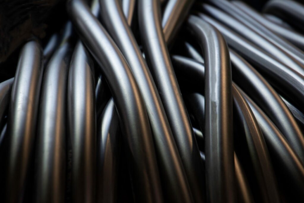 Nahaufnahme mehrerer gebogener PE Rundschnüre – flexibel, schwarz und ideal für technische Abdichtungen in Industrie und Maschinenbau.