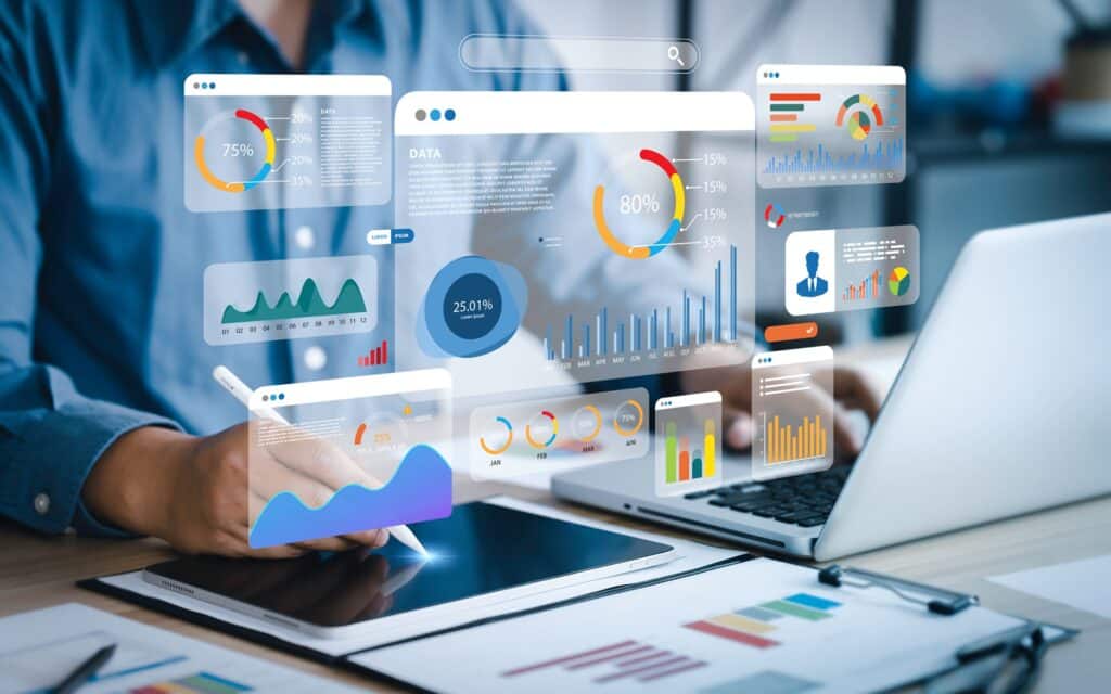 Digitale Datenanalyse auf Tablet und Laptop im Büro | Gehaltsabrechnung online