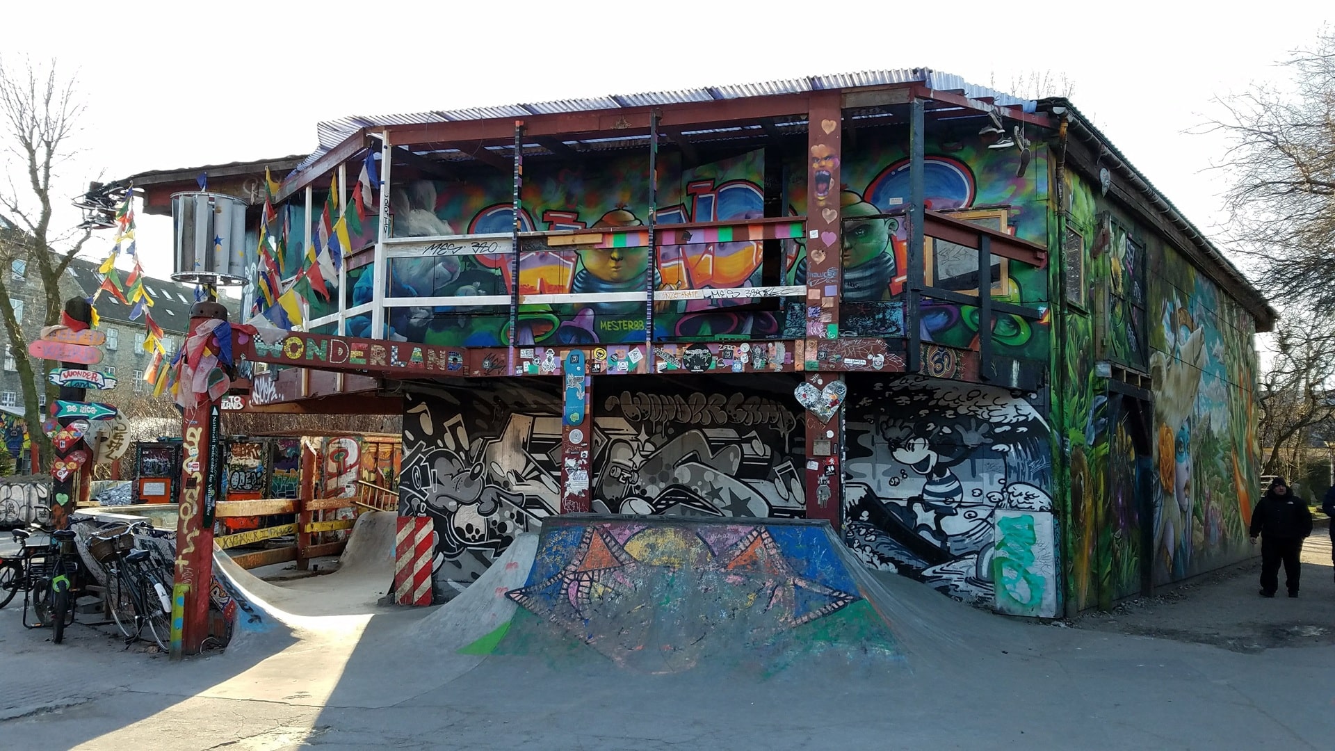 Bunt gestaltetes alternatives Haus mit Rampen | Graffiti Sprayer